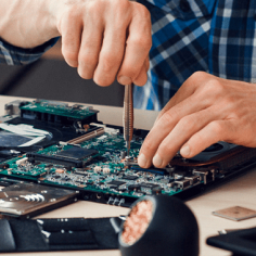 Personne réparant un ordinateur portable avec des outils