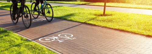 Personnes roulant à vélo sur une piste cyclable ensoleillée