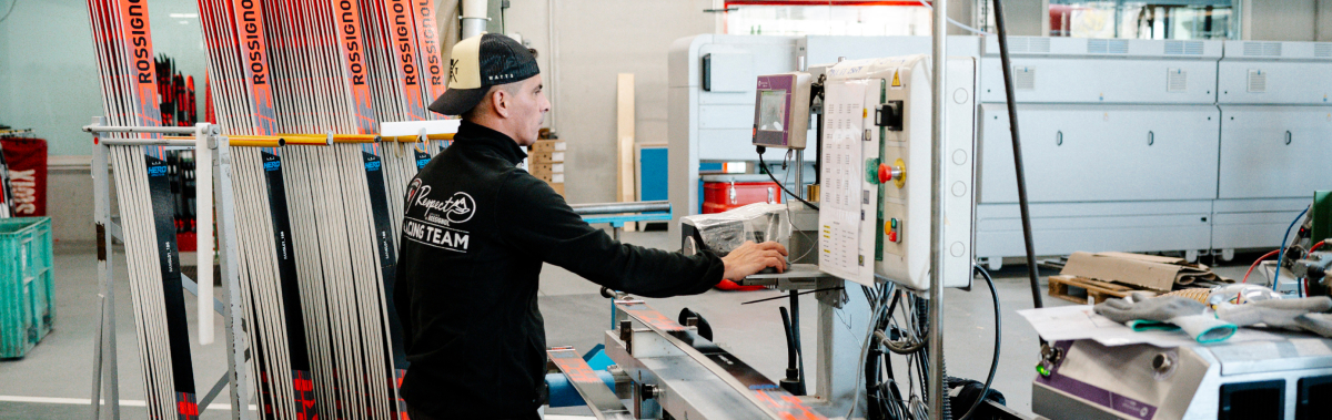 Personne utilisant un équipement de production dans un atelier industriel