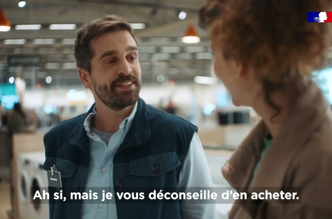 Conseiller en magasin expliquant un choix d’achat dans un rayon d’électroménager