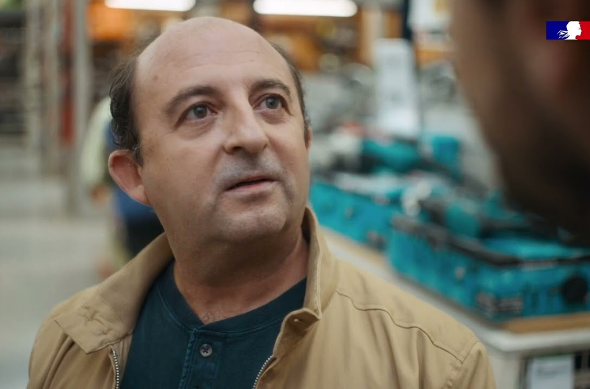 Personne échangeant avec un vendeur dans un rayon d’outillage