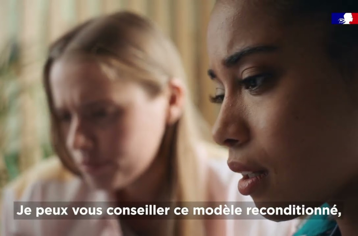 Personne tenant un smartphone en expliquant un choix d’achat