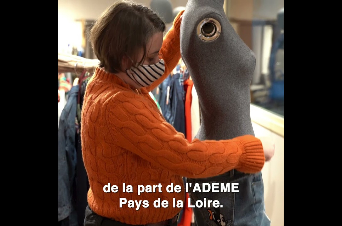 Femme habillant un mannequin dans une boutique