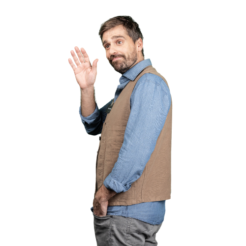 Personne levant la main en portant un gilet sans manches et une chemise