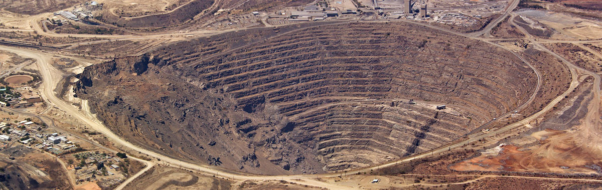 Carrière minière à ciel ouvert avec gradins d’excavation