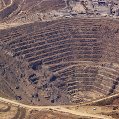 Carrière minière à ciel ouvert avec gradins d’excavation
