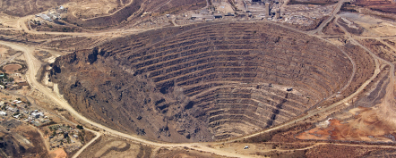 Carrière minière à ciel ouvert avec gradins d’excavation