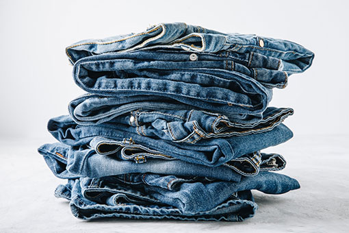 Pile de jeans bleus pliés les uns sur les autres