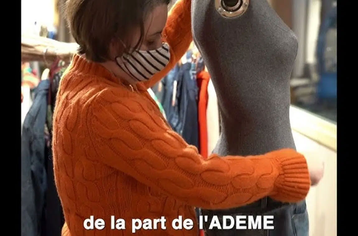 Femme habillant un mannequin dans une boutique